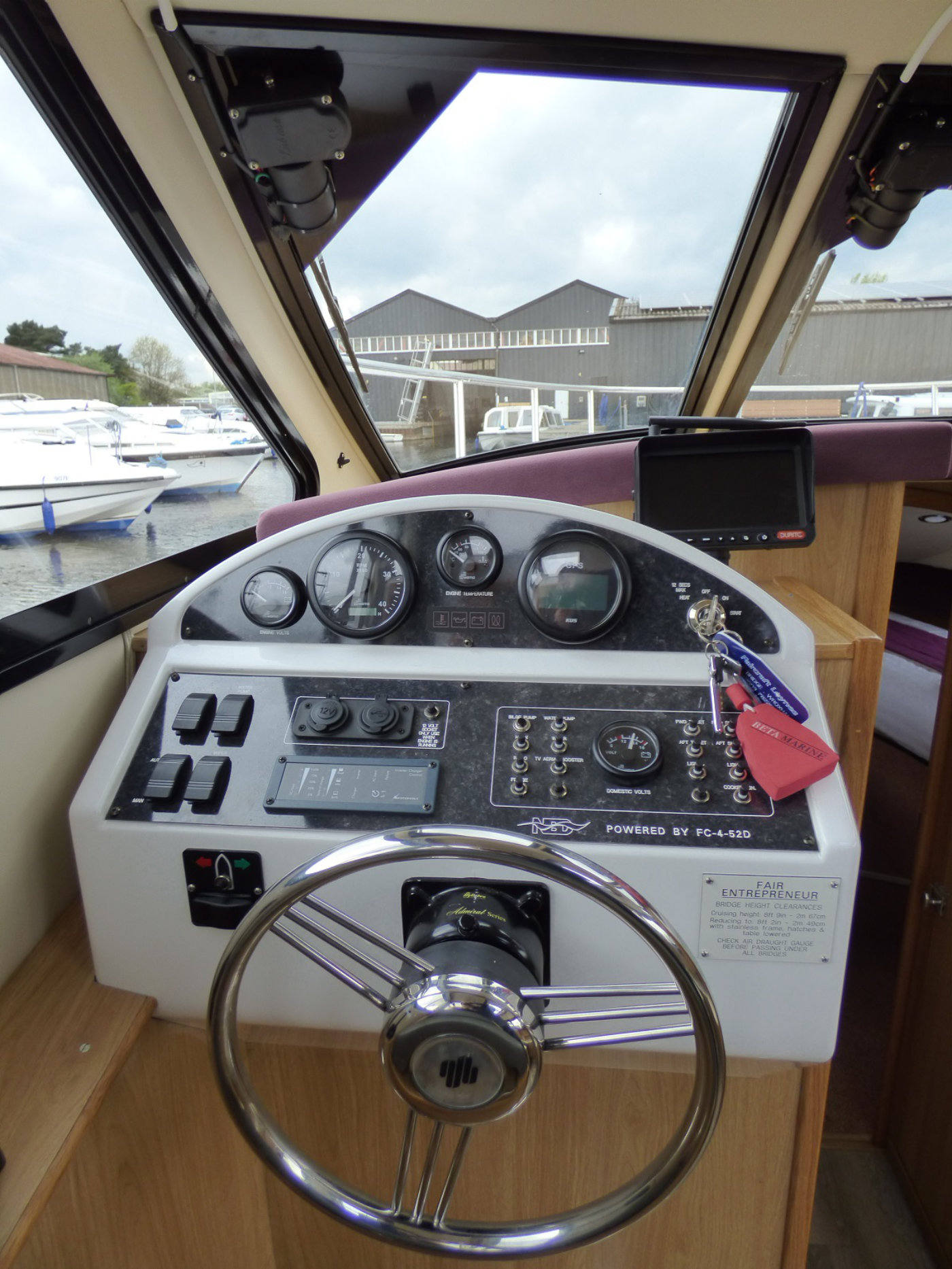 Broads Holiday Cruiser Controls